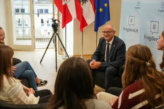 LH Toni Mattle diskutierte mit SchülerInnen der LLA Imst im Landhaus. | Foto: Land Tirol