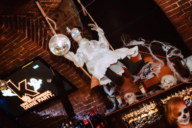 Wie jedes Jahr lud das Kellnerei-Team rund um Sabrina Balint Foro (Mitte) zur großen Halloween-Party in die Welser Traungasse ein. | Foto: Kellnerei/Fraccaroli