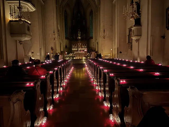 Besucherinnen und Besucher erleben eine besondere Atmosphäre der Besinnung. | Foto: Alexandra Goll