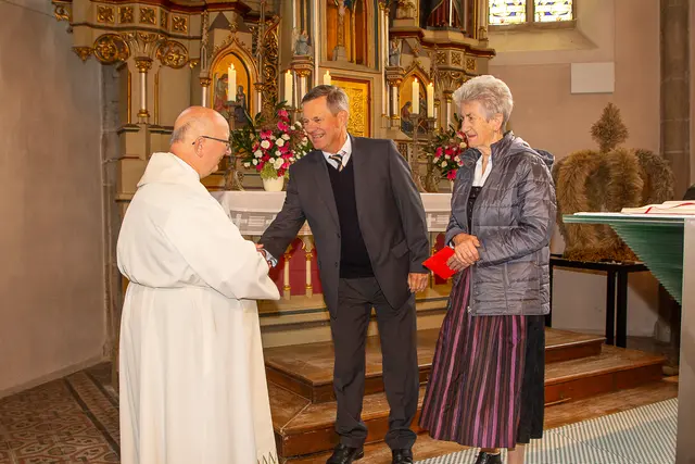 Seniorenbundobleute Josef Hummer und Erna Finzinger überbrachten Glückwünsche