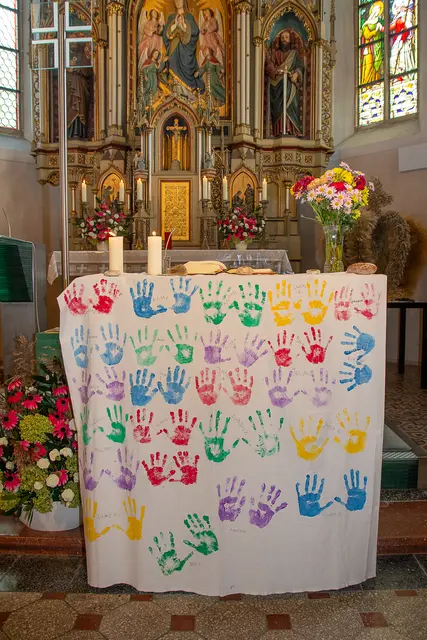 Die Samareiner Ministranten gestalteten dieses bunte Altartuch