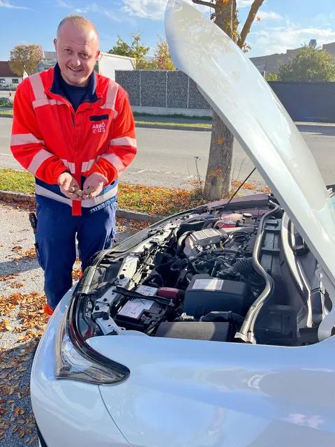 ARBÖ-Techniker Edin Redzic mit Nüssen, die er aus dem Motorraum entfernt hat. | Foto: ARBÖ NÖ