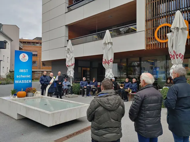 Diakon Walter Hofbauer sorgte für Gottes Segen beim Imster Brunnenfest. | Foto: Schuchter