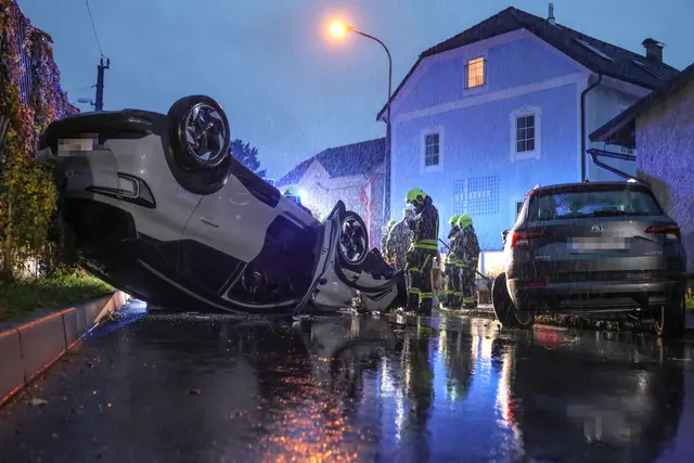 Aus noch unbekannten Gründen kollidierte eine ältere Autolenkerin mit einem am Fahrbahnrand abgestellten Pkw. | Foto: laumat.at/Matthias Lauber