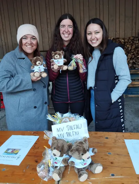 Erstmals als Kirtagsbesucher live dabei: Der Musibär des Musikverein Palfau präsentiert von charmanten Musikerinnen | Foto: Veronika Frank