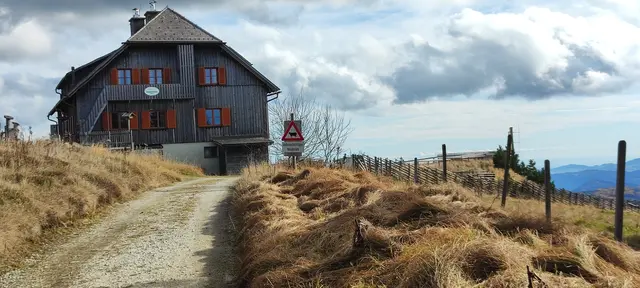 jetzt ist das Roseggerhaus erreicht, von Ratten aus ist es auf einer Mautstraße auch mit dem Auto erreichbar... | Foto: I.Wozonig