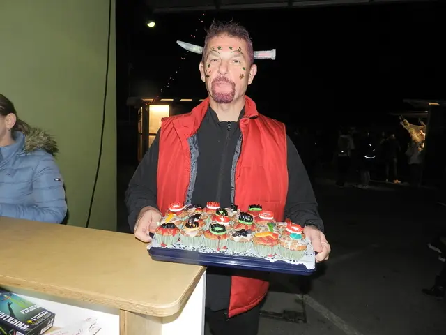 Markus Schinnerl, gab es zu den   Drinks was süsses dazu | Foto: Heribert Punz