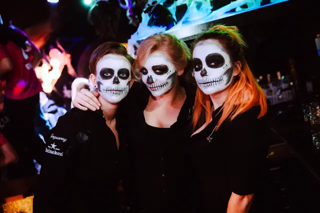 Wie jedes Jahr lud das Kellnerei-Team rund um Sabrina Balint Foro (Mitte) zur großen Halloween-Party in die Welser Traungasse ein. | Foto: Kellnerei/Fraccaroli