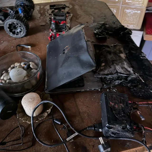 Brand in Mils: Nach derzeitigem Ermittlungsstand dürfte der Brand durch einen technischen Defekt zweier zum Aufladen angesteckter Akkus verursacht worden sein.  | Foto: FF Mils