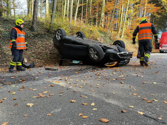 Das verunfallte Fahrzeug liegt am Dach, der Lenker konnte sich glücklicherweise selbst befreien. | Foto: DOKU-NÖ