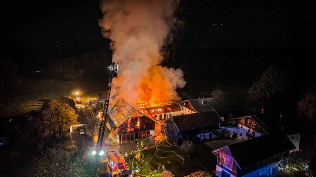 18 Freiwillige Feuerwehren, die mit insgesamt 263 Mann anwesend waren, konnten eine weitere Brandausbreitung auf das Wohngebäude und auf die benachbarten Wirtschafts- und Wohngebäude verhindern. | Foto: Pressefoto Scharinger
