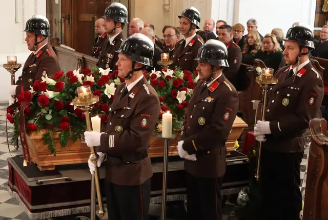 Kameraden der FF Rassach hielten Wache am Sarg | Foto: Gerhard Langmann