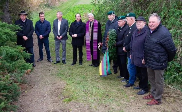 Kranzniederlegung an der Unfallstelle in Obermallebarn zum 50. Jahrestag des Schulbusunglücks. | Foto: Stefan Hinterberger