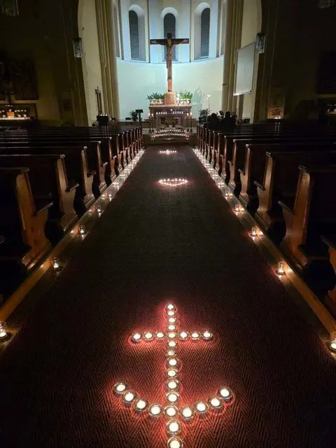 Amstetten: Tausende Kerzen tauchen Kirchen und Kapellen in warmen Lichterglanz. | Foto: Wolfgang Zarl