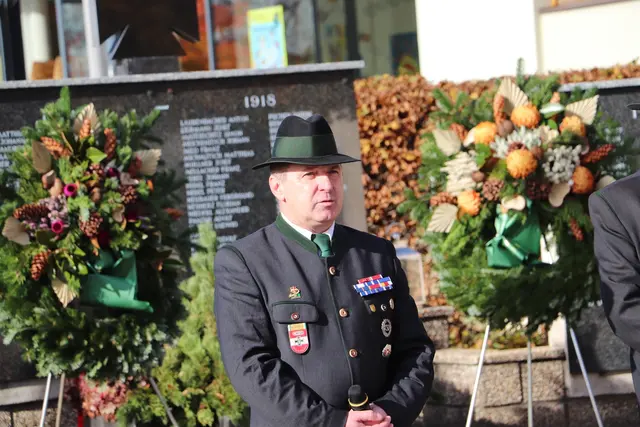 ÖKB-Feldkirchen und ÖKB-Bezirksobmann Wolfgang Leber wählte für das Totengedenken Hubert von Goiserns Lied Heast as net, wia die Zeit vergeht.  "2025 ist ein Jahr des Gedenkens", sprach Leber die acht Jahrzehnte nach Kriegsende an. Nach Zeiten des Kalten Krieges und dem Fall der Berliner Bauer  herrschte eine Aufbruchstimmung.  | Foto: Edith Ertl
