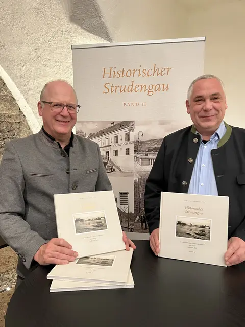 Buch-Herausgeber Markus Pöcksteiner mit seinem Mitarbeiter Karl Hohensinner.  | Foto: Pöcksteiner