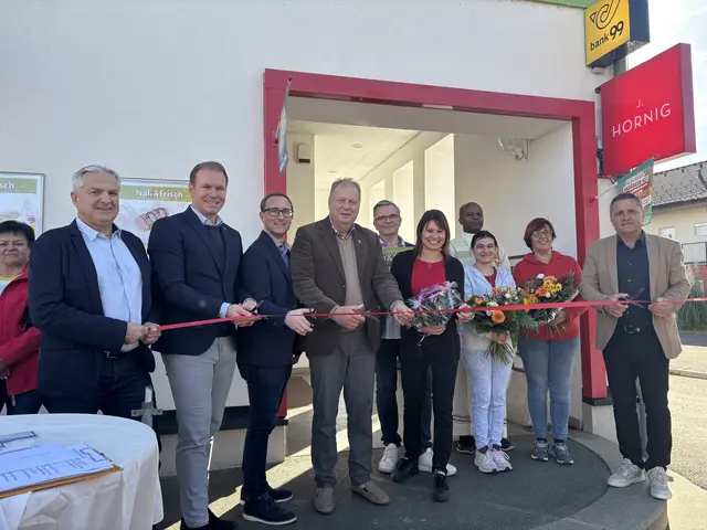 Die neue Nahversorger-Betreiberin Carina Ochsenhofer (5. von rechts) freute sich über zahlreiche Gäste bei der Geschäftsübernahme. | Foto: Elisabeth Kloiber
