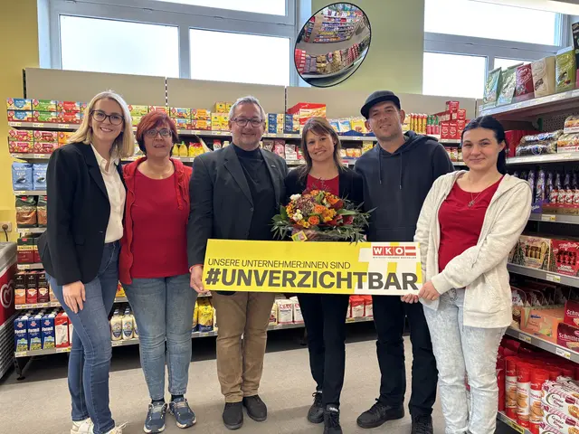 Freuen sich über die Fortbestand des Geschäftes in Mogersdorf: Katharina Bagdy (WK), Mitarbeiterin Sylvia Pencs, Josef Kropf (WK), Betreiberin Carina Ochsenhofer mit Gatten Manfred, Mitarbeiterin Melissa Karner (v.l.). | Foto: Elisabeth Kloiber