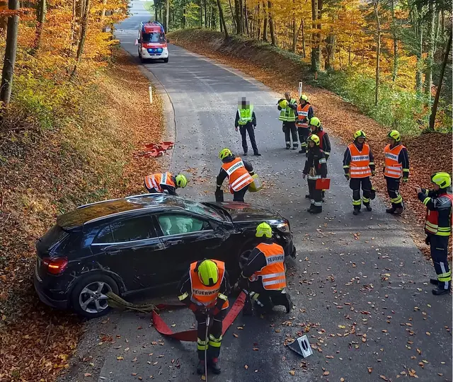 Errichtung des Brandschutzes als wichtige Präventivmaßnahme am Unfallort. | Foto: DOKU-NÖ