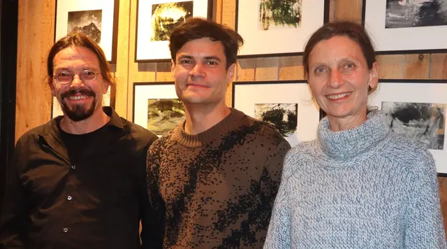 Starcellist Lukas Lauermann mit Markus Taibon-Mitterdorfer (links) und Claudia Taibon-Mitterdorfer vom Verein Handwerksmühle Ritzenried.  | Foto: Tatschl