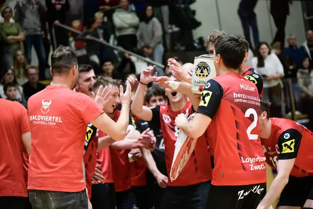 Peter Kirchmayr zeigte sich als Busfahrer, Fotograf und Vereinsobmann gleichermaßen stolz auf die Leistung seiner Mannschaft. | Foto: Union Volleyball Raiffeisen Waldviertel