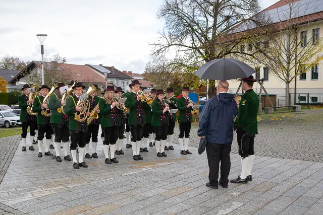Die Marktmusikkapelle mit Stabführer Lukas Scharinger stellte sich mit einem Geburtstagsständchen vor der Pfarrkirche ein. 