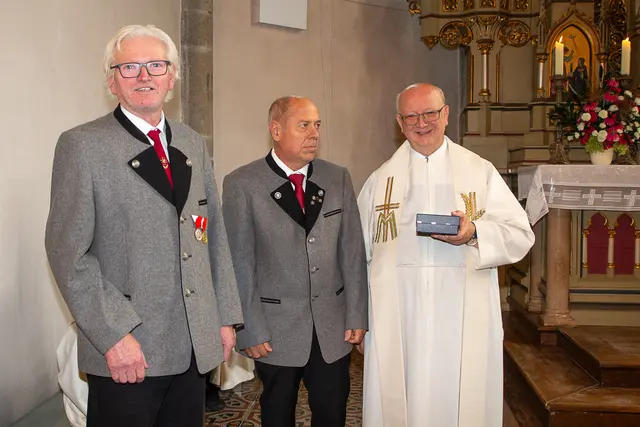 Hubert Erdpresser und Rudi Silber vom Kameradschaftsbund mit Pfarrer Mag. Josef Etzlstorfer