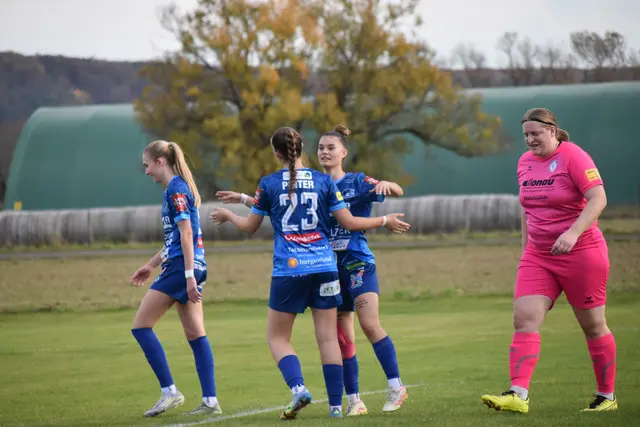 Frühe Führung: Leonie Pinter und Rojda Antlitzhofer jubeln. | Foto: Michael Strini