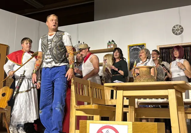 Mit Witz, Charme und Spielfreude präsentierte die Theatergruppe Strallegg „Der Cäsar und die Beautyfarm“ – ein Abend voller Lacher, Applaus und römischen Verwicklungen. | Foto: MeinBezirk/PeterJ