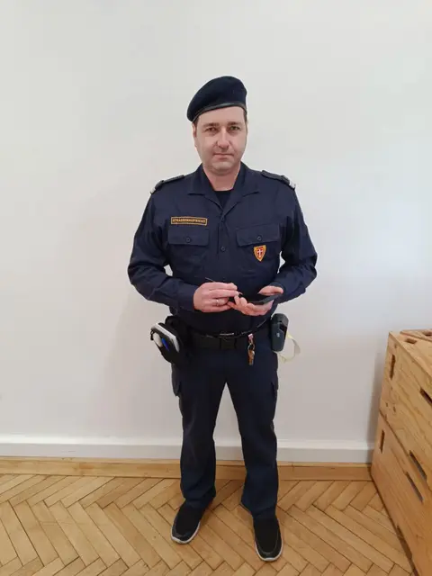 Oft wird Martin Willingshofer als Polizist oder Spurensicherer engagiert.  | Foto: Willingshofer