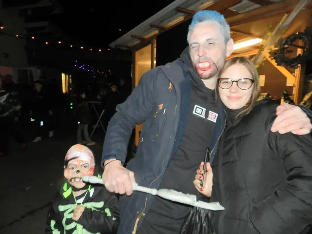  Moritz,  Domenik Satzinger Alxandra  Hortova ihnen gefällt der Brauch nicht aber sie sind wegen ihnen Sohn Moritz gekommen | Foto: Heribert Punz