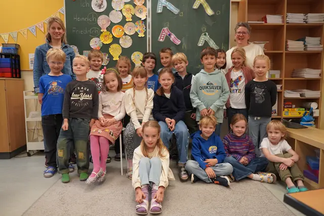 1b der VS Anton Brucknergasse mit Julia Schwertner und Direktorin Bettina Svoboda