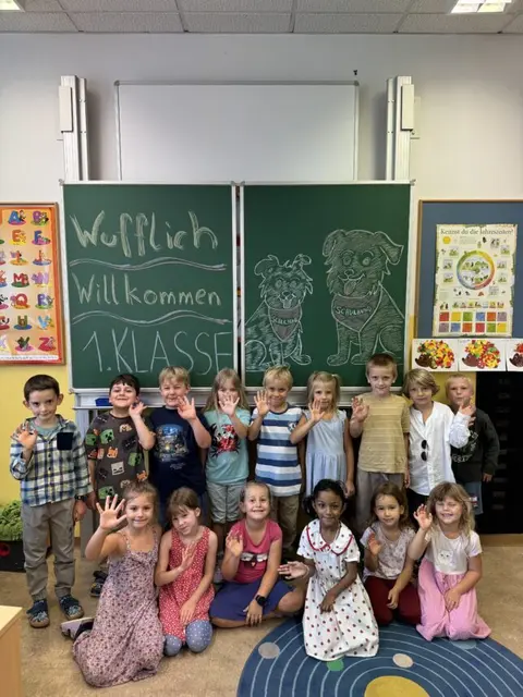Auch die beiden Therapiebegleithunde hießen die Schülerinnen und Schüler der 1. Klasse der VS Kritzendorf, der "Hundeklasse", willkommen. | Foto: VS Kritzendorf