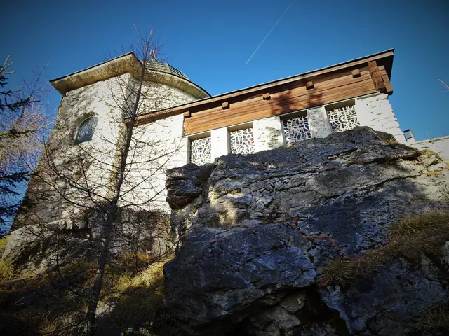 Über einen schmalen Pfad und Stiegen geht's hinauf zu der auf dem Gipfel errichteten Josefskapelle. ... ***) | Foto: © Silvia Plischek
