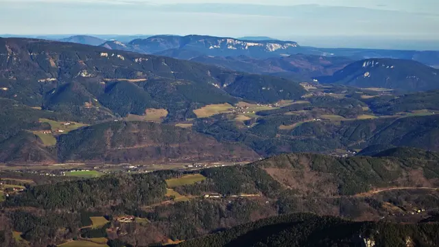 Im Hintergrund mittig - Hohe Wand  | Foto: © Silvia Plischek