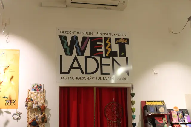 Der Weltladen Schwaz setzt sich seit über 40 Jahren engagiert für fairen Handel und globale Gerechtigkeit ein.