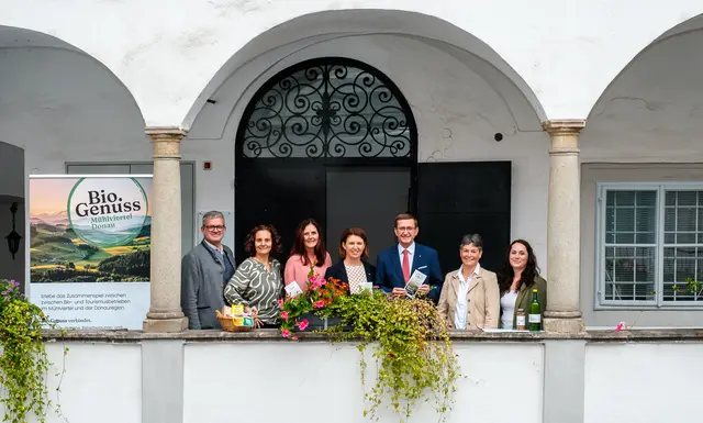 v.l.n.r.: Markus Obermüller, Martina Kastler, Petra Riffert, Landesrätin Michaela Langer-Weninger, Landesrat Markus Achleitner, Jeanette Mayrhofer, Cornelia Ebner. | Foto: Michael Jagsich