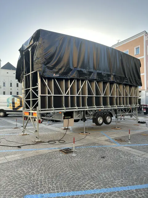 Elektro-hydraulischer Boden- und Dachhub. | Foto: Danner Eventsolutions GmbH