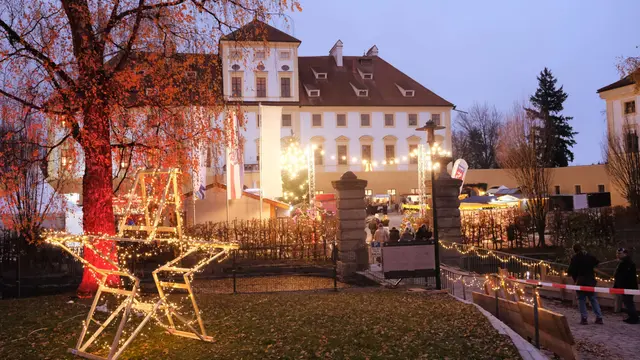 Neben dem typischen Duft von Glühwein und Maroni warten zahlreiche Kunsthandwerksstandln auf die Gäste. | Foto: Schlossadvent Aurolzmünster
