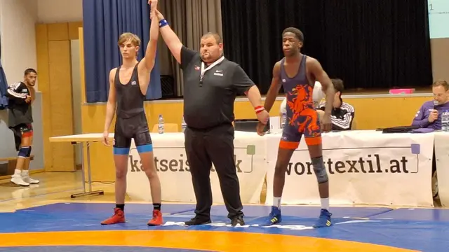 Niklas Sandtner (links) konnte den Kampf klar für sich entscheiden. 
 | Foto: Romana Schachl /URV Bad Vigaun