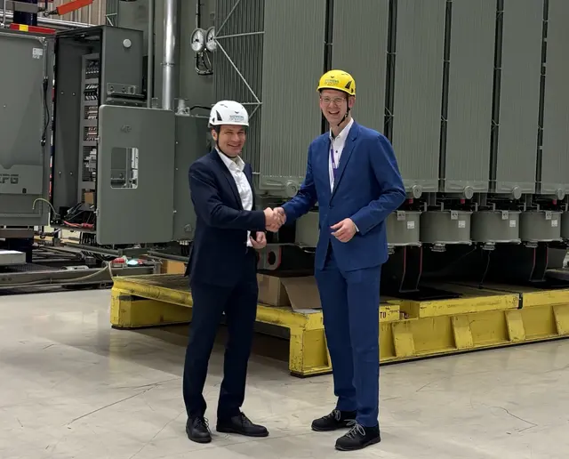 Martin Sigmund, Vice President Medium Power Transformers Europe und Finanzstadtrat Thomas Gegenhuber (SPÖ, re.). | Foto: Siemens 