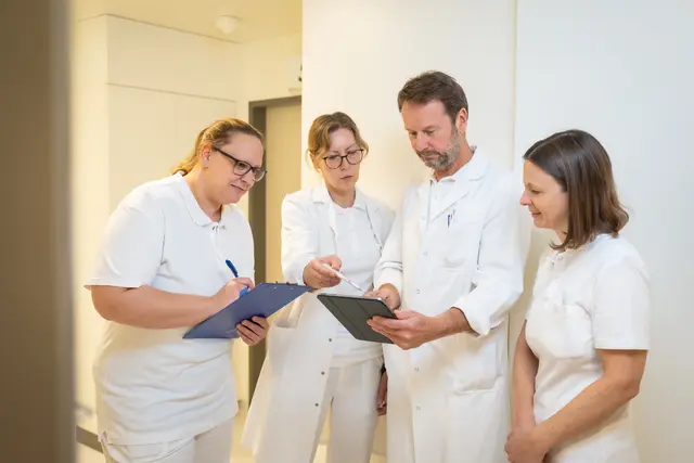 Enge Zusammenarbeit: Das interdisziplinäre Team aus Physiotherapie, Psychologie und Pflege mit Manfred Greher, Ärztlicher Direktor des Herz-Jesu Krankenhauses und Leiter des Therapiezentrums chronischer Schmerz im Rabenhof. | Foto: Herz-Jesu-Krankenhaus / David Bohmann