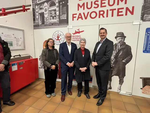 von links: die Designerin der Tür Cati Krüger, Bezirksvorsteher-Stellvertreter Gerhard Blöschl (SPÖ), Leiterin des Bezirksmuseums Eva Fischer und Bezirksvorsteher Marcus Franz (SPÖ).  | Foto: Nathanael Peterlini/MeinBezirk