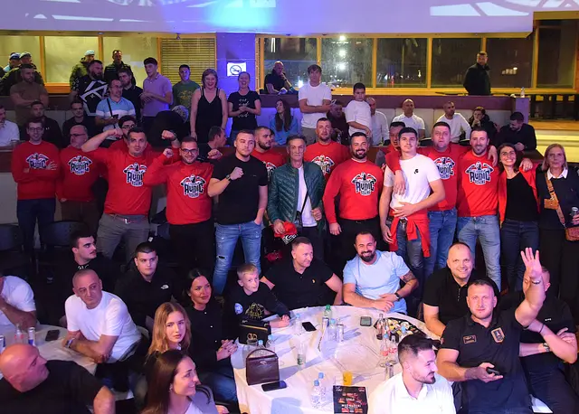 Tiroler und Bosnier im Fanlager von Edin Avdic. | Foto: Schwaighofer