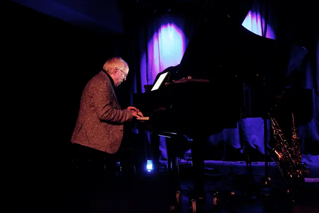 Bob James, Jazzlegende in Vollendung und fast 86 Jahre alt, prägt seit Jahrzehnten Fusion und Smooth Jazz.