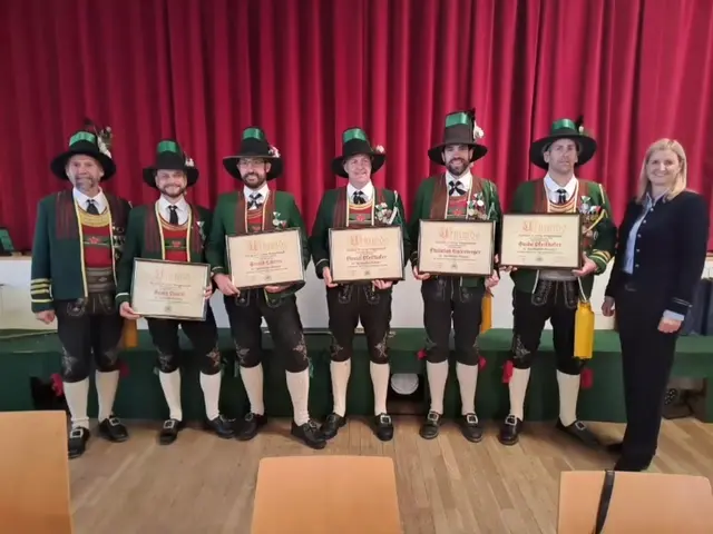 Hauptmann Hanspeter Hirschhuber, Georg Pontoi, Gerold Eiterer, Daniel Pfeifhofer , Lt. Christian Unterberger, Olt. Guido Pfeifhofer und Bgm. Daniela Kampfl. | Foto: Schützenkompanie Mils