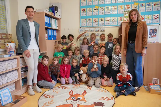 1a der VS Albrechtstraße mit Lukas Landstetter und Direktorin Marlene Scholz-Galler