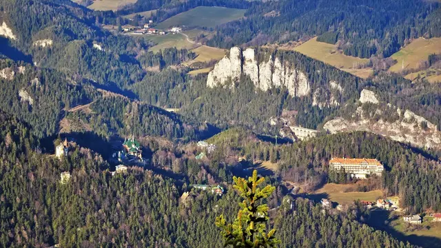 Links Südbahnhotel / rechts Kurhotel, dahinter Spieß- und Polleroswand | Foto: © Silvia Plischek