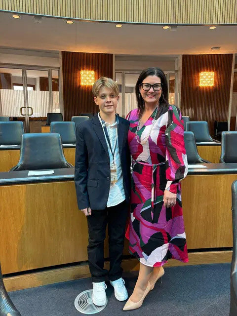 Niklas Schinnerl aus Großkrut verbrachte berufspraktische Tage bei Melanie Erasim im Parlament. | Foto: zVg