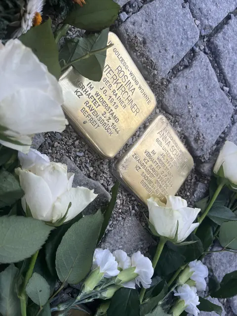 Für Rosina Unterkirchner und Anna Schager wurde jeweils ein Stolperstein beim Schloss Goldegg verlegt. | Foto: MeinBezirk
